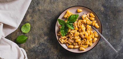 marine pasta met grond vlees in een bord Aan de tafel top visie web banier foto