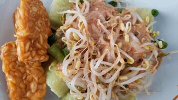 Indonesisch voedsel gebeld lontong pecel foto