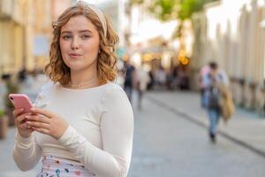 jong vrouw gebruik makend van smartphone typen tekst berichten op zoek voor een manier Aan kaart in mobiel navigator app foto