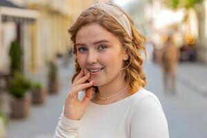 gelukkig roodharige vrouw glimlachen op zoek weg dromen resting mooi zo nieuws voelen tevreden in stad straat foto