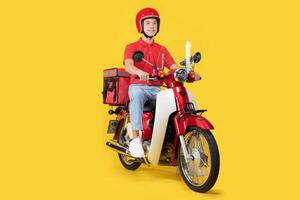 levering Mens Aan rood motorfiets met geïsoleerd rugzak foto