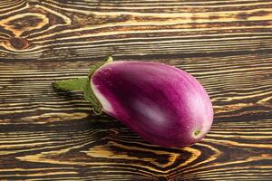 rauw Purper rijp aubergine voor Koken foto