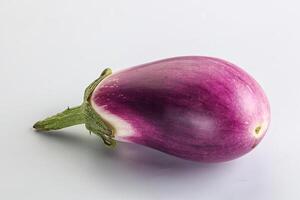 rauw Purper rijp aubergine voor Koken foto
