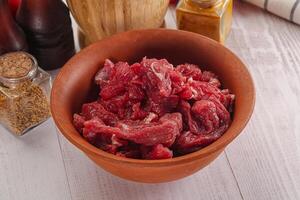 rauw rundvlees vlees - gesneden stroken foto