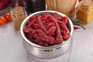 rauw rundvlees vlees - gesneden stroken foto