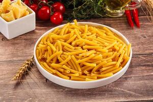 Italiaans pasta maccheronie voor Koken foto