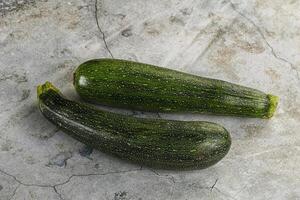 rauw jong klein groen courgette foto