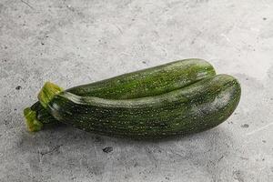 rauw jong klein groen courgette foto