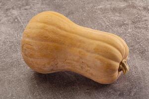 rauw rijp biologisch butternut pompoen foto