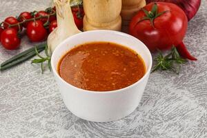 heet tomaat soep met in blokjes gesneden kip foto