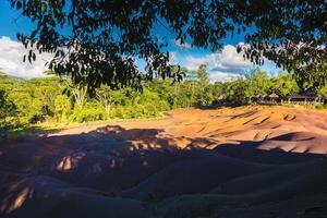 zeven gekleurde aarde in chamarel park, Mauritius foto