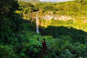 chamarel waterval en reiziger vrouw in tropisch oerwoud van Mauritius foto