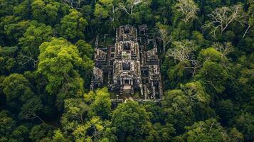 verloren tempel in de de jungle omhelzing foto