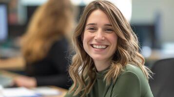 verschillend professioneel werkruimte, vrouw werknemer lachend, wazig collega in achtergrond, modern kantoor instelling, zakelijke milieu foto