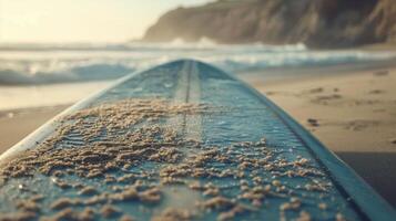 een surfboard rust Aan zanderig strand met oceaan horizon in de achtergrond foto