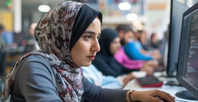 midden- oostelijk vrouw ontwikkelaar in kantoor foto