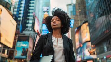 een vrouw wandelingen downtown met een laptop in hand- te midden van een bruisend stad menigte foto