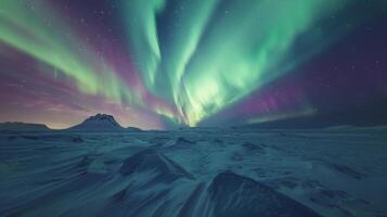 de Aurora dansen over- een met sneeuw bedekt veld- onder een bewolkt lucht foto