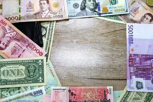 bankbiljetten van verschillend landen, gekleurde achtergrond foto