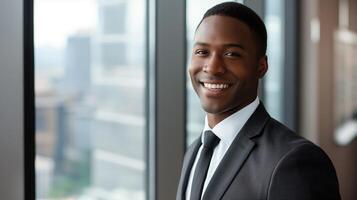 professioneel Afrikaanse Amerikaans zakenman in kantoor met stad horizon visie - zakelijke profiel voor bedrijf, marketing, en netwerken foto