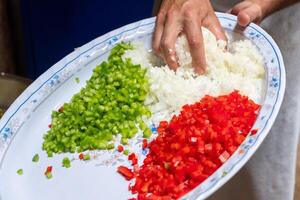 groen klok peper, in blokjes gesneden rood klok peper en ui net zo een ingrediënt voor een Koken recept. foto