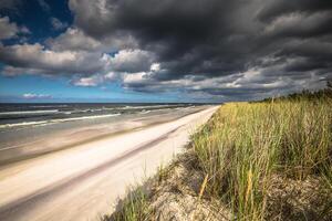 een visie van mooi zanderig strand in leba dorp, Baltisch zee, Polen foto