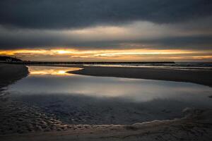 zonsondergang Aan de strand in leba, Baltisch zee, Polen foto