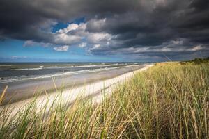 een visie van mooi zanderig strand in leba dorp, Baltisch zee, Polen foto