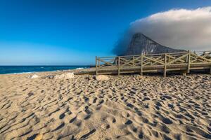 de rots van Gibraltar van de strand van la lijn, Spanje foto