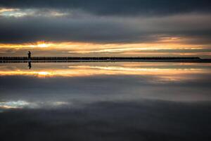 zonsondergang Aan de strand in leba, Baltisch zee, Polen foto