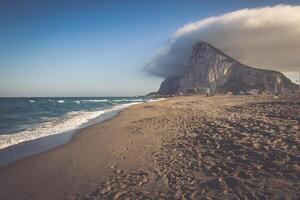 de rots van Gibraltar van de strand van la lijn, Spanje foto