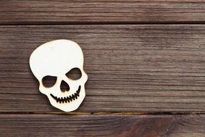 houten schedel speelgoed- Aan een houten achtergrond, halloween concept foto