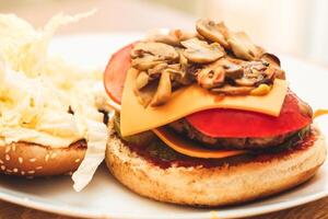 broodjes voor eigengemaakt hamburgers met ketchup, champignons en kotelet liggen Aan een bord. foto