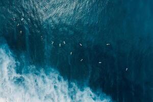 antenne visie van surfers in oceaan met golven Bij Bali eiland. top visie foto