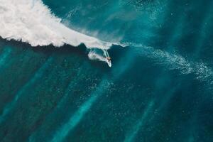 antenne visie met surfing Aan Golf. perfect golven met surfers in oceaan foto