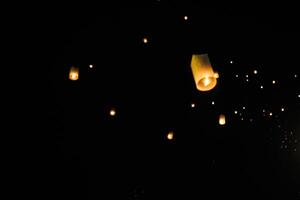 yi peng lantaarn, een traditioneel evenement, is een deel van thailand Chiang mai festival. foto