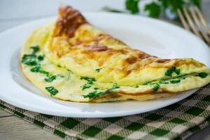 gebakken omelet gevuld met kruiden, peterselie, dille foto