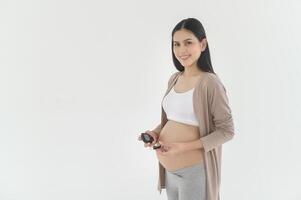 zwanger vrouw controle bloed suiker niveau door gebruik makend van digitaal glucose meter, Gezondheid zorg, geneesmiddel, suikerziekte, glycemie concept foto