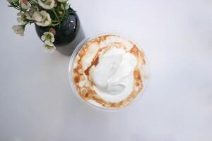 bevroren koffie , bevroren latte koffie of bevroren cappuccino koffie met geslagen room topping foto