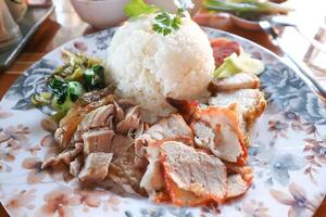 gestoofd varkensvlees ,varkensvlees met rijst- of rijst- met stoofpot varkensvlees en gebakken varkensvlees foto