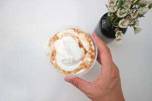 bevroren koffie , bevroren latte koffie of bevroren cappuccino koffie met geslagen room topping foto