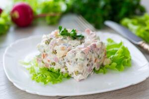 groente salade met gekookt groenten en gekleed met mayonaise foto