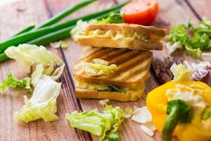 gebakken toast met vulling, salade bladeren, tomaten foto