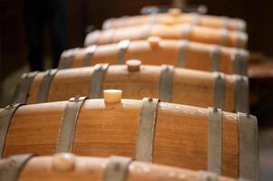 oud houten wijn vaten gestapeld in een kelder in bestellen foto