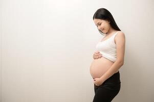 portret van mooi zwanger vrouw, vruchtbaarheid onvruchtbaarheid behandeling, ivf, toekomst moederschap concept foto