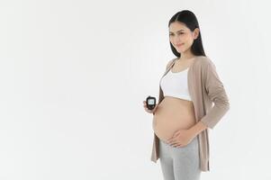 zwanger vrouw controle bloed suiker niveau door gebruik makend van digitaal glucose meter, Gezondheid zorg, geneesmiddel, suikerziekte, glycemie concept foto