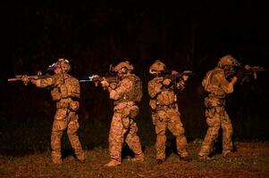 soldaten klaar naar brand gedurende leger operatie Bij nacht foto