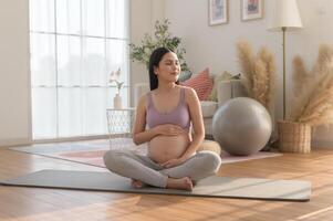 gezond zwanger vrouw oefenen en aan het doen prenataal yoga, meditatie, werken uit, yoga, zwangerschap concept. foto