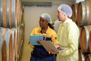 professioneel wijnmaker controlerend wijn maken werkwijze en kwaliteit Bij wijnmakerij fabriek foto