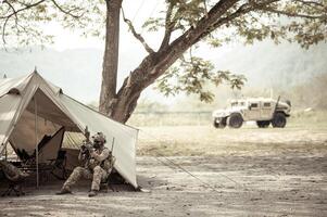 soldaten in camouflage uniformen planning Aan operatie in de kamp foto